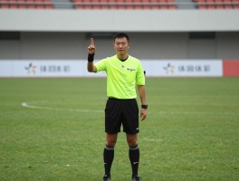 半场边裁,边裁职责有哪些,和主裁判怎么分工,旗语信号怎么看