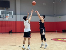 两名篮球队员轮流投篮怎么练,两人轮流投篮训练方法有哪些,如何提高轮流投篮效率