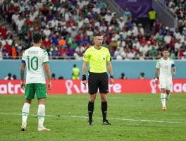 世界杯决赛加时有利进攻,裁判如何把握判罚尺度,绝杀球为何总在加时,球员体能如何分配