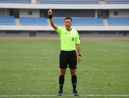 越位边裁手势,怎么看边裁旗语,越位判罚技巧,边裁如何与主裁配合