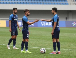 进攻有利时越位举棋吗，如何把握判罚时机？VAR介入后，有利原则还适用吗？