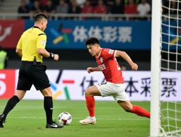 张玉宁单刀进攻有利,裁判如何把握判罚尺度,球员如何把握机会？