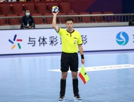 手球边裁手势,越位判罚技巧,犯规旗语图解,场上沟通方法