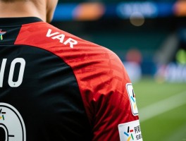 肩膀越位是什么意思图片,越位看什么身体部位,VAR如何判定肩膀越位