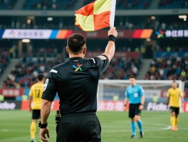 边裁举旗还手背后,裁判情绪管理,足球规则冲突,职业联赛如何应对