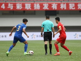 足球进攻我方有利犯规,裁判如何判断,球员该如何应对,战术如何利用？