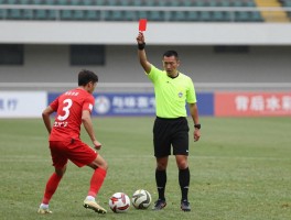 进攻有利背后铲球，背后铲球是否直接红牌,裁判如何把握判罚尺度,如何正确防守避免犯规