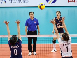 排球边裁实战：边裁手势有几种,如何判断界内界外球,边裁与主裁判罚冲突怎么办