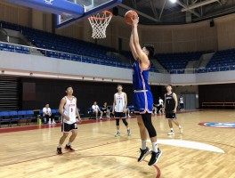 篮球上篮姿势教学丨如何正确练习三步上篮,常见错误有哪些,高手和低手上篮区别是什么