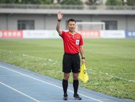 罚球时边裁站位在哪里,边裁如何判断越位,罚球时边裁旗语怎么打