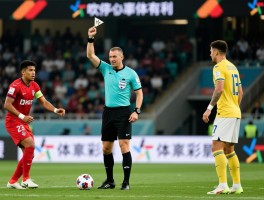 吹停有利进攻是什么规则，哪些情况适用，VAR如何介入，球员如何应对裁判判罚