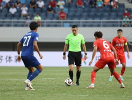 足球进攻有利名场面,裁判如何把握有利原则,团队配合如何撕开空挡