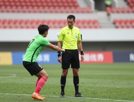 足球边裁拉扯,拉扯犯规怎么判罚,边裁如何协助主裁判，VAR能判定拉扯犯规吗