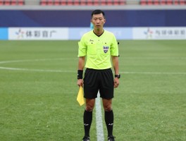 模仿边裁,足球边裁怎么判罚越位,边裁旗语图解,球迷搞笑模仿