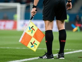 边裁提示,足球裁判如何避免误判,边裁旗语规范,VAR技术影响哪些