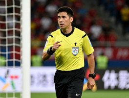 国足裁判进攻有利原则为何频引争议,进攻有利规则如何执行,裁判判罚尺度怎样影响比赛