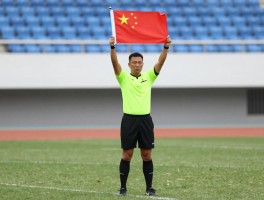 如何踢边裁,边裁职责有哪些,边裁旗语图解,判罚技巧详解