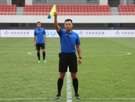 边裁职责，你真的了解吗？看旗语判越位，如何与主裁配合？