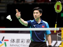 羽毛球边裁,如何判断球是否出界,手势信号有哪些含义,怎样应对争议判罚