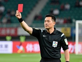 边裁掏出红牌,边裁是否有权出示红牌,边裁如何影响红牌判罚
