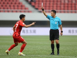 马宁进攻有利,裁判如何把握判罚尺度,VAR如何改变足球裁判决策