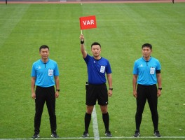 边裁提醒丨旗语信号如何解读,VAR如何辅助判罚,边裁如何与主裁沟通