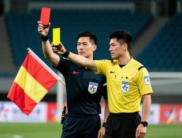 边裁红牌黄牌,边裁能否出示红黄牌,边裁如何协助判罚,边裁旗语与裁判配合