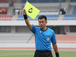 边裁进攻有利怎么举旗,进攻有利原则是什么,边裁旗语如何解读,越位判罚时机如何把握