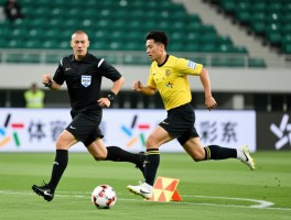 边裁要跟着谁跑动,边裁如何判断越位,边裁跑位技巧口诀