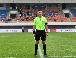 边裁越位搞笑丨为什么边裁总闹笑话,如何避免越位误判,球迷该如何看待争议