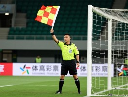 半场边裁举旗教学,边裁如何判断越位,边裁旗语怎么解读，延迟举旗什么时候用