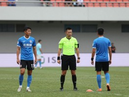 边裁吃牌,边裁能否罚下球员,VAR如何影响判罚,裁判冲突怎么处理