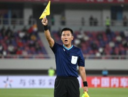 边裁举旗解说,越位判罚怎么看,旗语如何解读,与VAR怎样配合,争议判罚如何处理