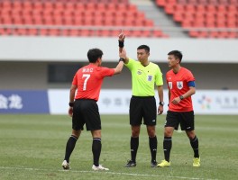 足球边裁打架,球场冲突如何避免，裁判情绪怎么管理，足球比赛如何维持秩序