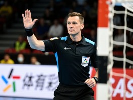 进攻有利手球,裁判何时掌握有利原则,进攻有利后如何补判犯规,进攻有利手势怎么示意