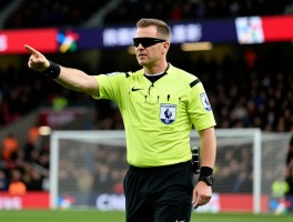 英超盲人边裁现象解读，VAR技术为何仍存误判，边裁职责与压力来源，如何改进裁判体系