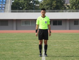 足球边裁怎么站位,边裁如何跑动保持与防守队员平行,边裁怎样判断越位不失误