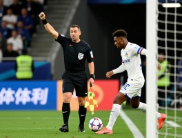 裁判示意法国有利进攻,足球有利原则是什么,裁判如何正确掌握有利进攻,案例有哪些？
