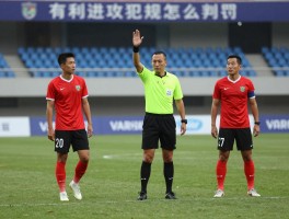有利进攻犯规怎么判罚,裁判手势代表什么,有利后如何补吹犯规,VAR介入怎样处理