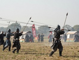 万箭齐发对进攻方有利吗,如何发挥箭雨最大威力,冷兵器时代战术怎么运用
