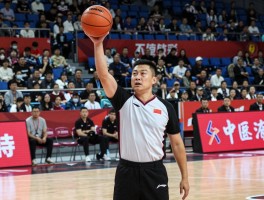 篮球裁判有利进攻原则解读，如何把握判罚尺度，怎样不影响比赛流畅性？