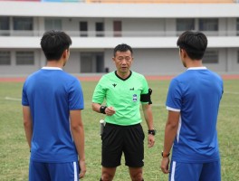 边裁教练,足球边裁如何指导球员,边裁现场教学案例,职业球员如何与边裁互动