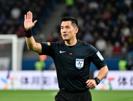 足球裁判进攻有利解读,进攻有利后裁判如何补判罚,有利原则手势是什么,何时适用进攻有利