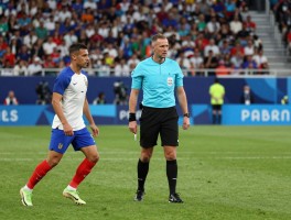 决赛法国进攻有利吹停,裁判判罚标准是什么,进攻有利原则如何适用