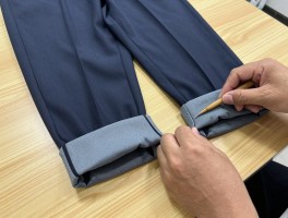 西裤卷边怎么裁,翻边与裁剪的区别,裁缝店专业修改步骤