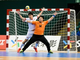 防守方手球对方有没有进攻有利,什么情况判有利,如何界定手球故意性