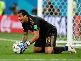 罗梅罗跪着护球进攻有利,解读世界杯决赛惊险瞬间,跪地护球为何是最优解？