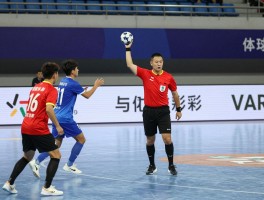 足球手球进攻有利原则,如何界定手球犯规,VAR如何改变判罚,裁判怎么掌握尺度