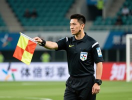 边裁裁判知识丨边裁职责有哪些,旗语如何正确使用,跑位技巧怎么掌握,VAR时代如何调整