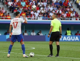 西班牙与巴拉圭点球,判罚规则是什么,为何两个点球都没进,主裁判有何争议